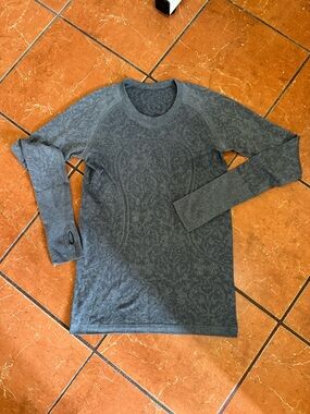 lululemon athletica Gray Long-Sleeve Crewneck Top